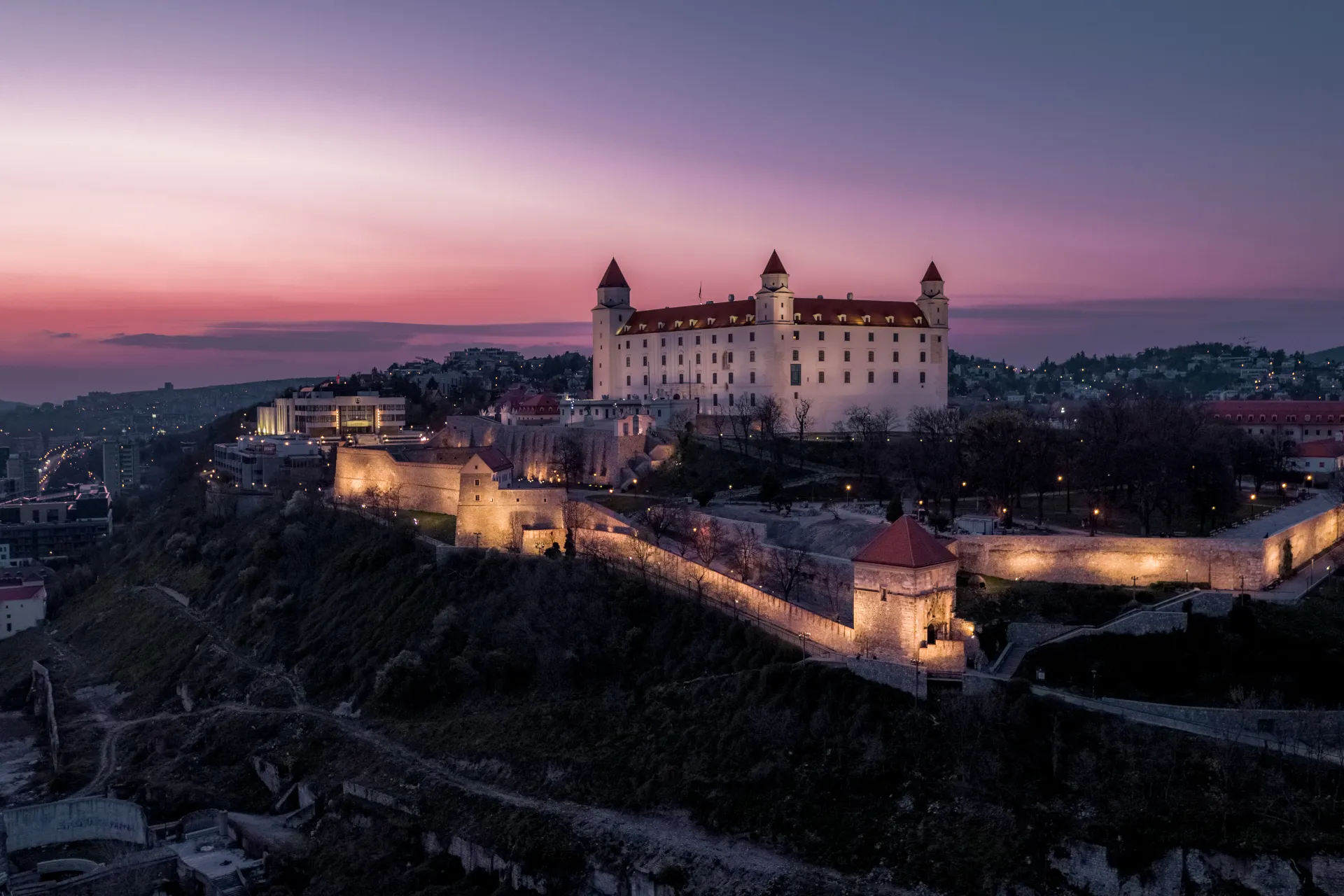 Bratislavský hrad pri západe slnka